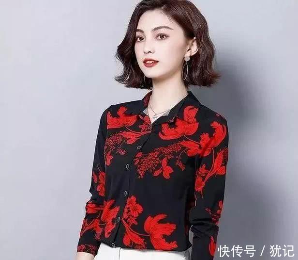 【减龄】毛衣再多,不如一件“减龄”小衫,过年聚会穿,美的让人怦然心动