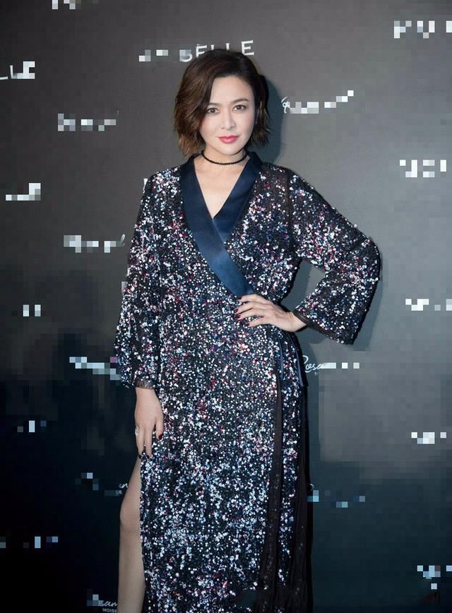 关之琳性感亮片裙现身,网友:没有55岁的样子!