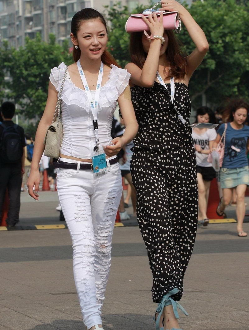 穿雕花紧身裤的漂亮小姐姐，气质高雅，让人耳目一新