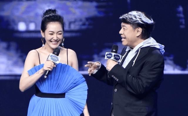  「下半身」小S真敢穿，扎发丸子头搭配吊带连衣裙性感又洋气，凸显出高级感