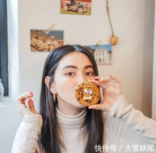 『功不可没』泰国影后Mai太会穿了,穿老气皮毛外套竟像少女,匡威鞋功不可没
