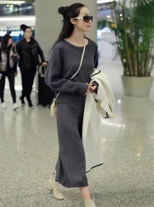 韩雪短裤穿得这么短，坐下来的瞬间好尴尬，网友：我们拿块布给你