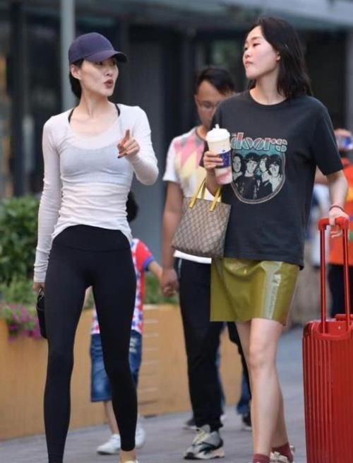  美女■街拍：环肥燕瘦的美女，一件黑色连衣裙外搭红色风衣，时尚气质美