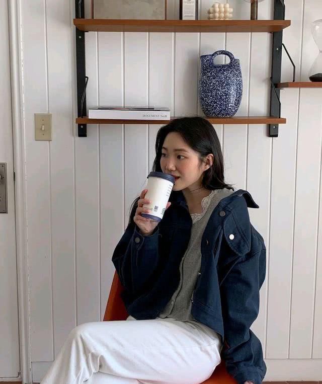  「初恋衫」服装搭配：外套里面别穿打底衫了！这4件内搭美炸！