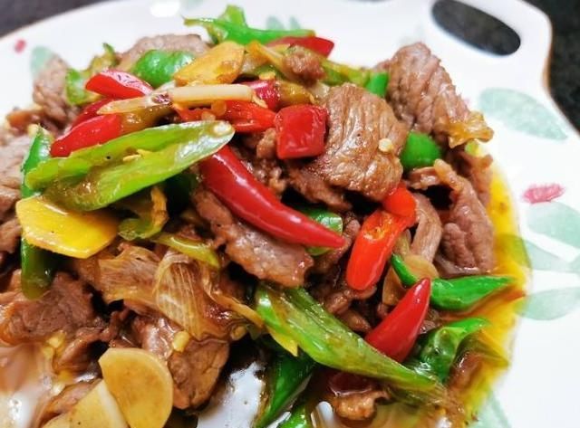  「小炒」小炒牛肉又香又嫩，墨鱼仔香辣爽口，很是美味，自己做菜家常美食