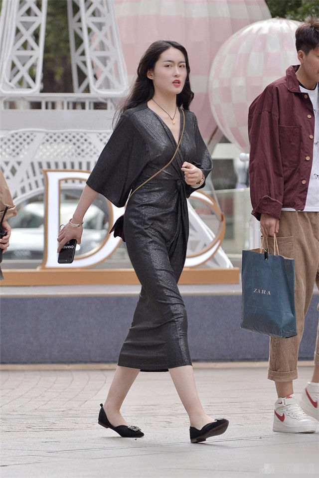 街拍路人，凸显夏日潮流风情的穿搭参考，让你展现清新自然的自己