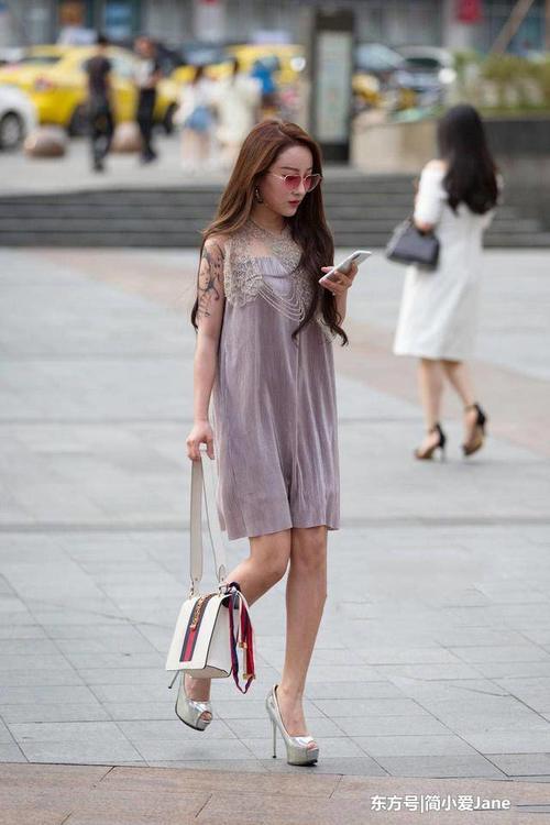 美女街拍：高贵俏丽穿搭清凉，长腿女神迷人！