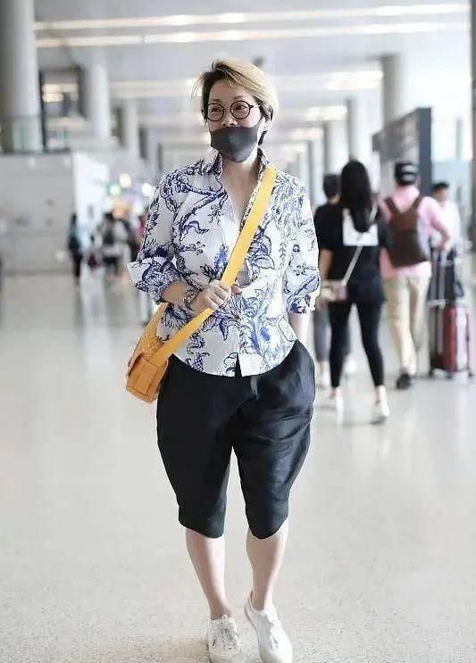  「奶奶」毛阿敏真是个潮奶奶，穿花衬衫还要搭短裤，57岁比年轻人还时髦！