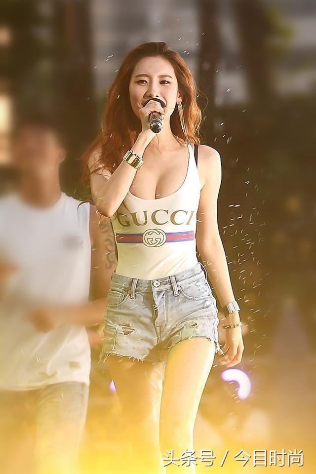 腿精李宣美穿连体泳衣配热裤 网友：女神上厕所咋办