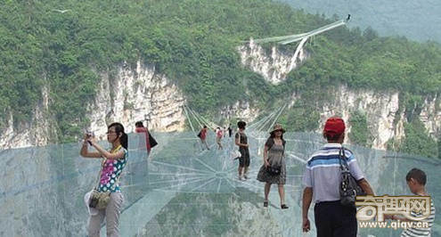 世上最长全透明玻璃桥开放!美女吓尿说：谁背我过去，就嫁给他！