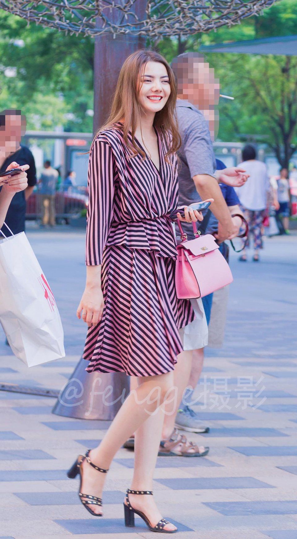 街拍:三里屯来了个美丽的少数民族姑娘