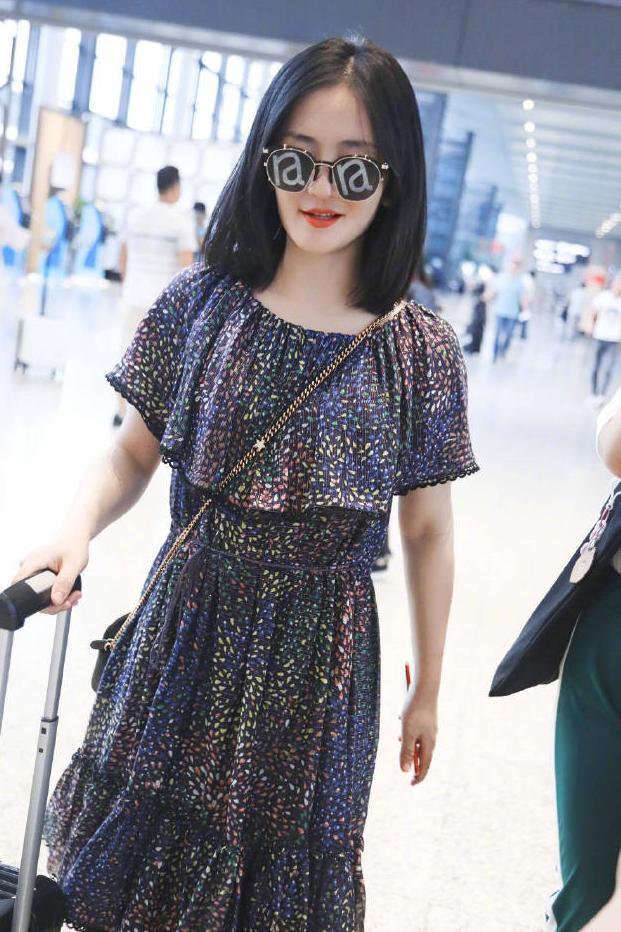 谢娜现身机场,穿大妈同款深色碎花裙,有种女神归来的感觉