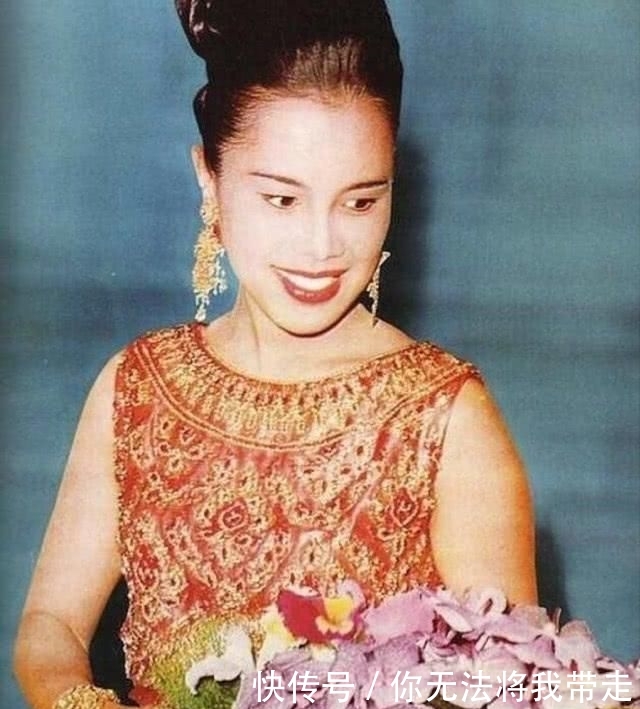 『赫本』诗丽吉撑“小洋伞”漫步,风情卓越比肩赫本,宛如油画美人在世!
