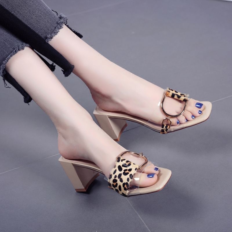 脚是女性的另一张脸，高跟凉鞋订制轻奢，呵护你的“容颜”