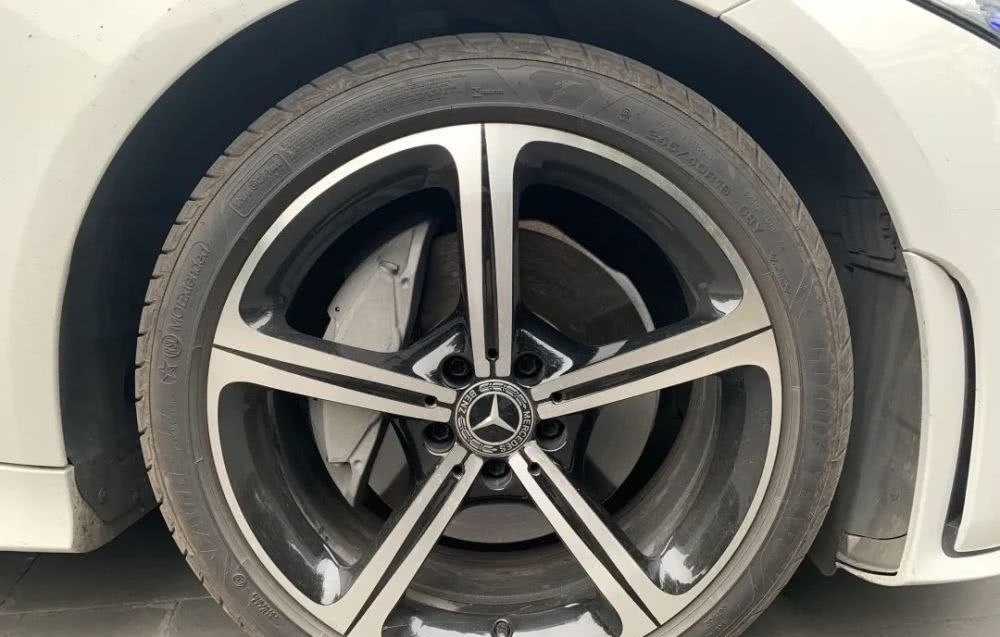 「动力」评测奔驰CLS 350 4MATIC:80万买台四缸的四门轿跑车到底“疯不疯”?