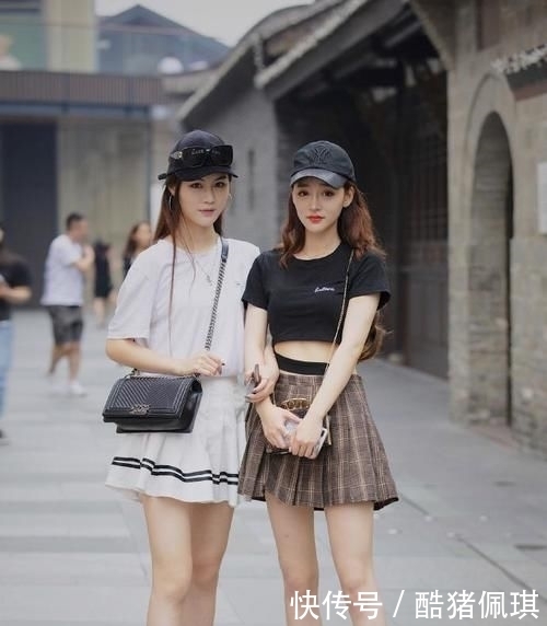 「 姐妹花」看了怦然心动,街拍:这么美的姐妹花
