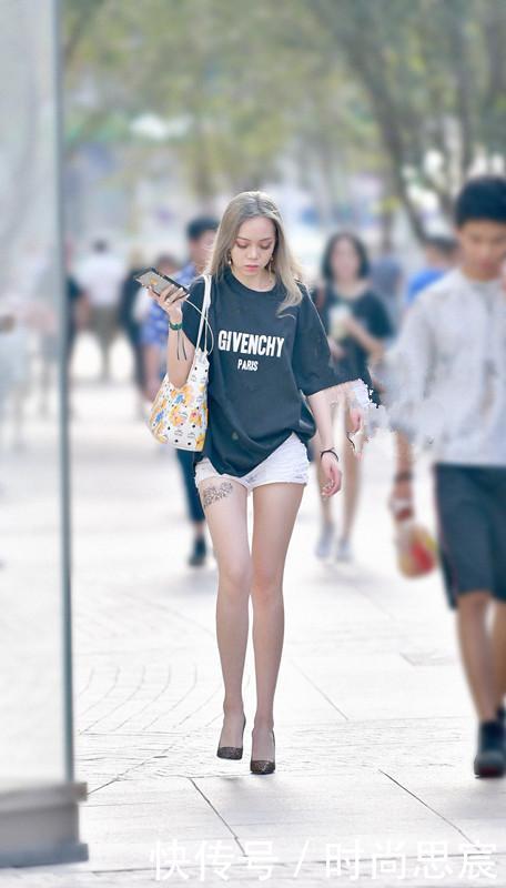 街拍: 红唇美女上演性感诱惑, 无袖上衣撩人心扉！