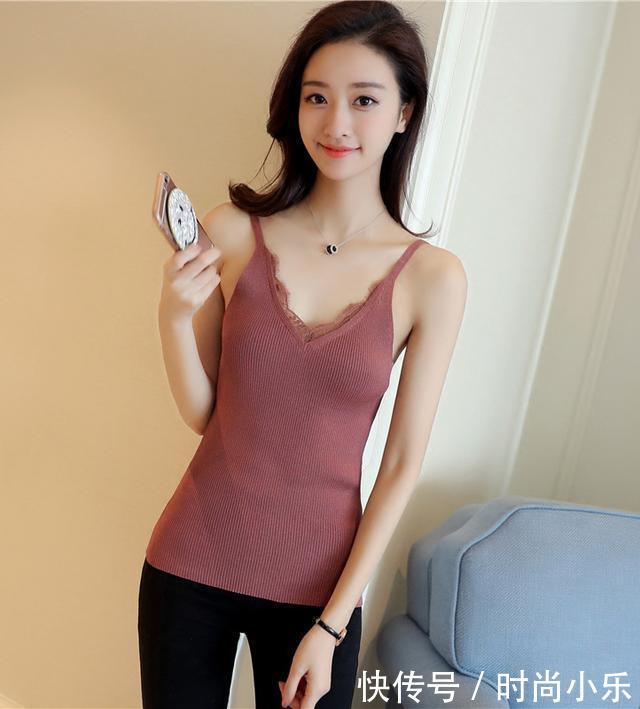 紧身打底裤小姐姐，尽情展现丰满美女的成熟气质！