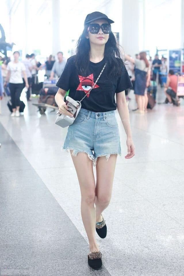 王鸥一条破洞牛仔裤秀曲线，网友：这腿真的撩到我了！