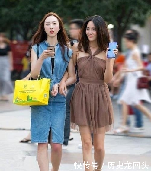  性感■街拍：天生丽质的小姐姐，一条蓝色吊带连衣裙，时尚性感魅力十足
