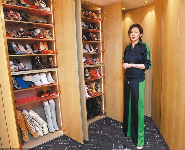 关之琳性感亮片裙现身,网友:没有55岁的样子!