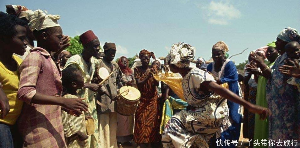 非洲遍地都是“玉石”，导游却告诫：别犯傻，可千万别拿！