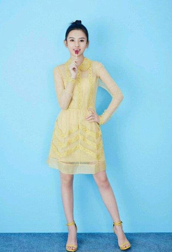 20岁宋祖儿为了美，脚踩“两根针”现身活动，看起来老了不止10岁