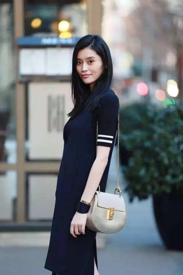 放不下手机的包不算什么，奚梦瑶这吊带换个人穿还以为是肚兜呢！