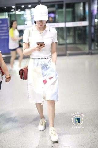 刘诗诗穿的开叉裙，都直接拉到上面 网友：这此次吴奇隆气炸了！