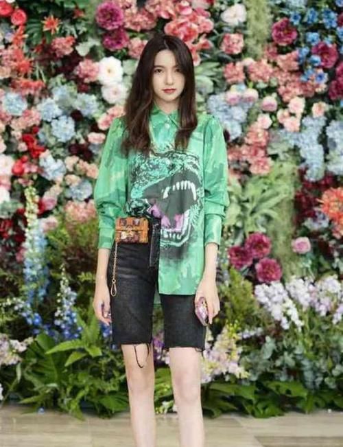  「时尚」潮范儿女神来了，街拍：半妆美人的美女，一件粉红色上衣配牛仔热裤，青春活力气质