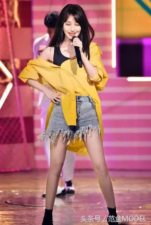 李菲儿秀出一双大长腿让人羡慕不已，不比杨幂差