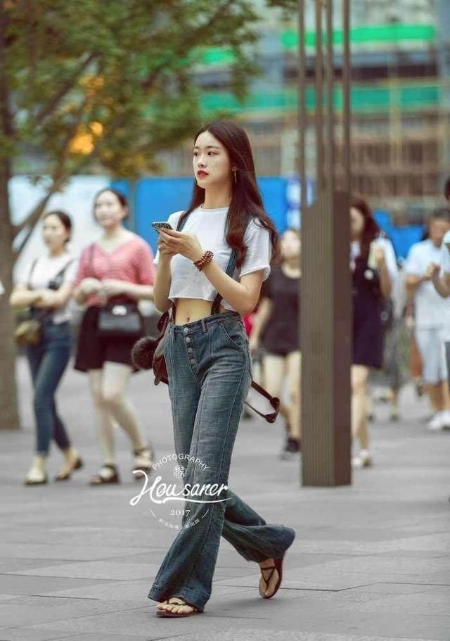 街拍：美女穿纯白的露脐T恤，有傲人的身材！
