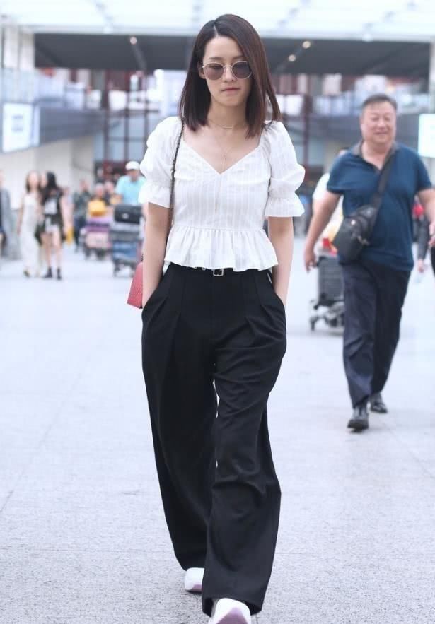 李沁真会穿，T裇外面加“V领”秒变18岁，说是高中生有人信