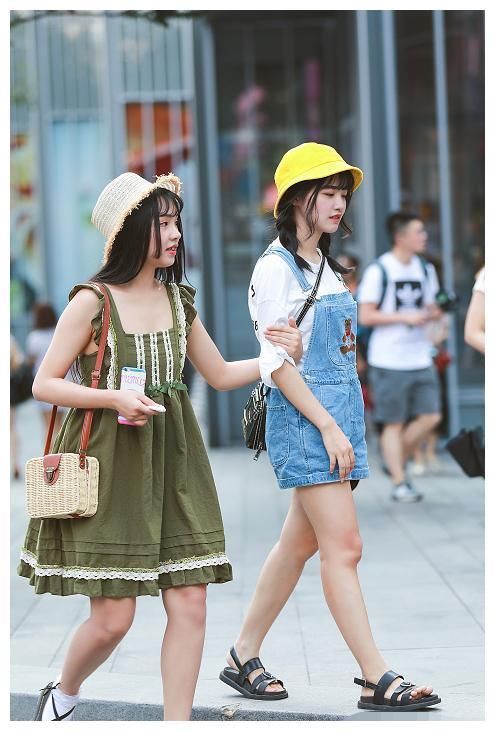 街拍：图六穿半透明衣服，隐约看到“文胸”，“尴尬指数”升高！