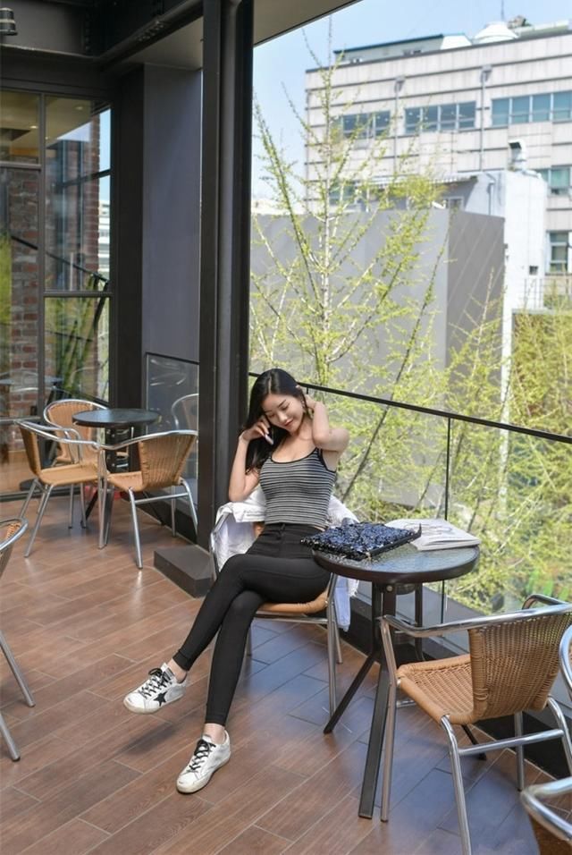 爱笑的美女，紧身装更迷人!