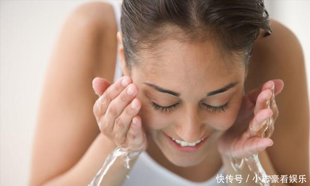 「睡前」睡觉前是女人护肤黄金期,夜间护肤不能忘,正确护肤要掌握这4步