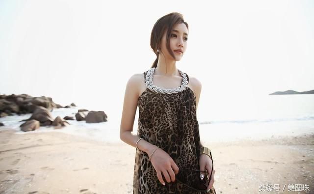 孙允珠，吊带豹纹长裙，大海边的火焰石榴
