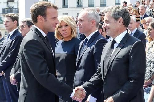 65岁法国第一夫人:盘起发减龄有气质，怪不得马克龙总爱牵着她!