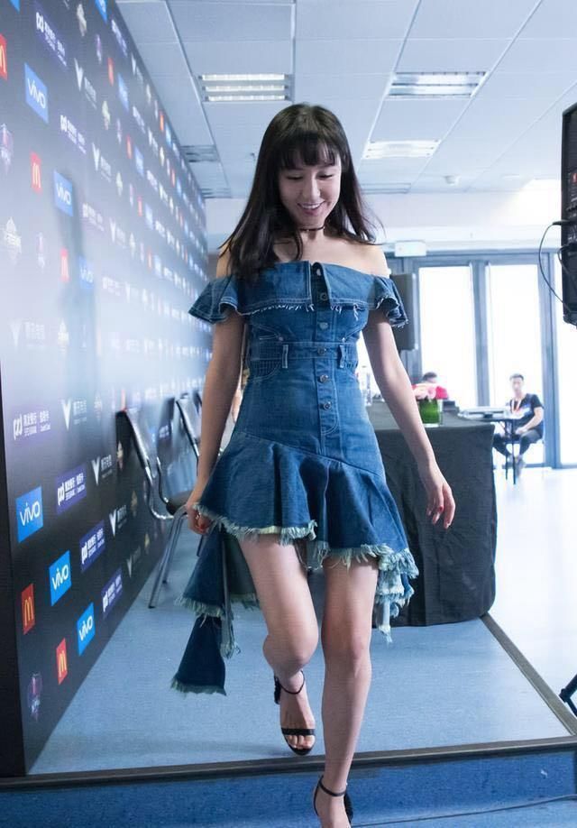 29岁娄艺潇与39岁陈乔恩同穿一字肩牛仔裙，纯天然和整容脸的区别