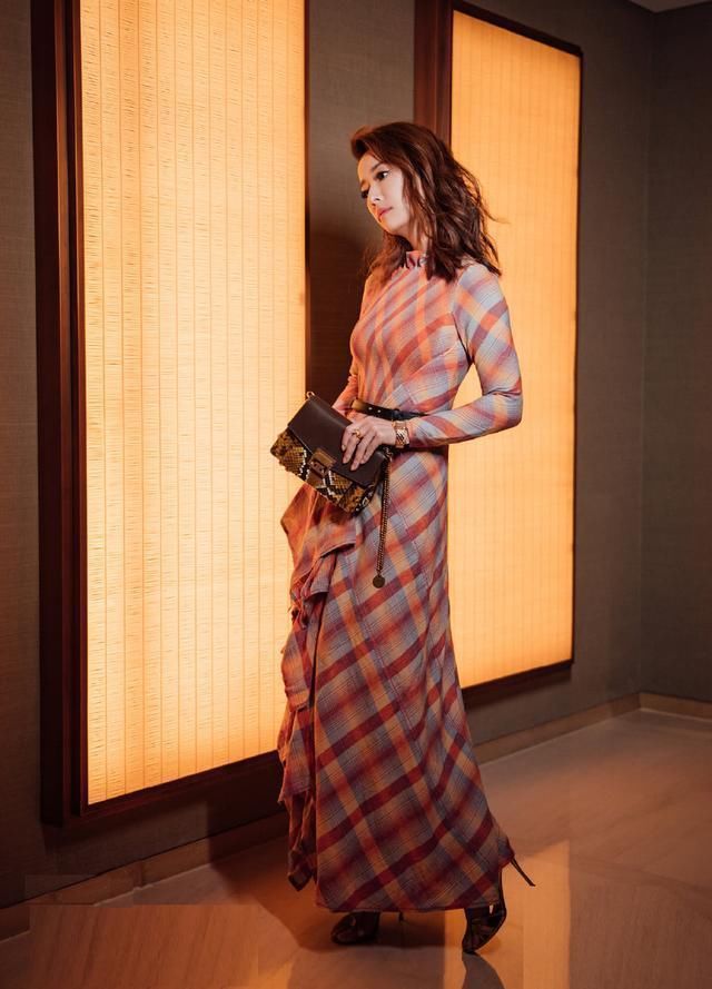 42岁林心如真会扮嫩，硬是把自己捯饬成22岁，大家都说很好看!