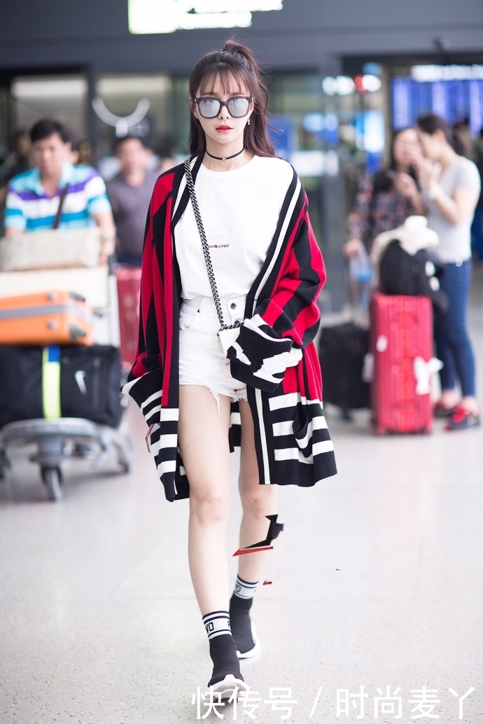 沈梦辰穿露脐T恤，特意放颗钻在肚脐眼，网友：闪瞎我了！