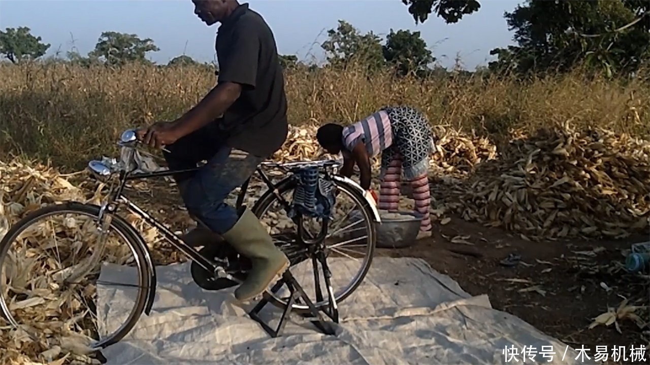 非洲小哥发明“自行车”剥玉米机，造价10元，一天剥5亩玉米