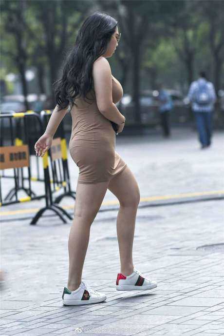 街拍：丰满的美女穿包臀连衣裙 ，最惹火身材秀出来！