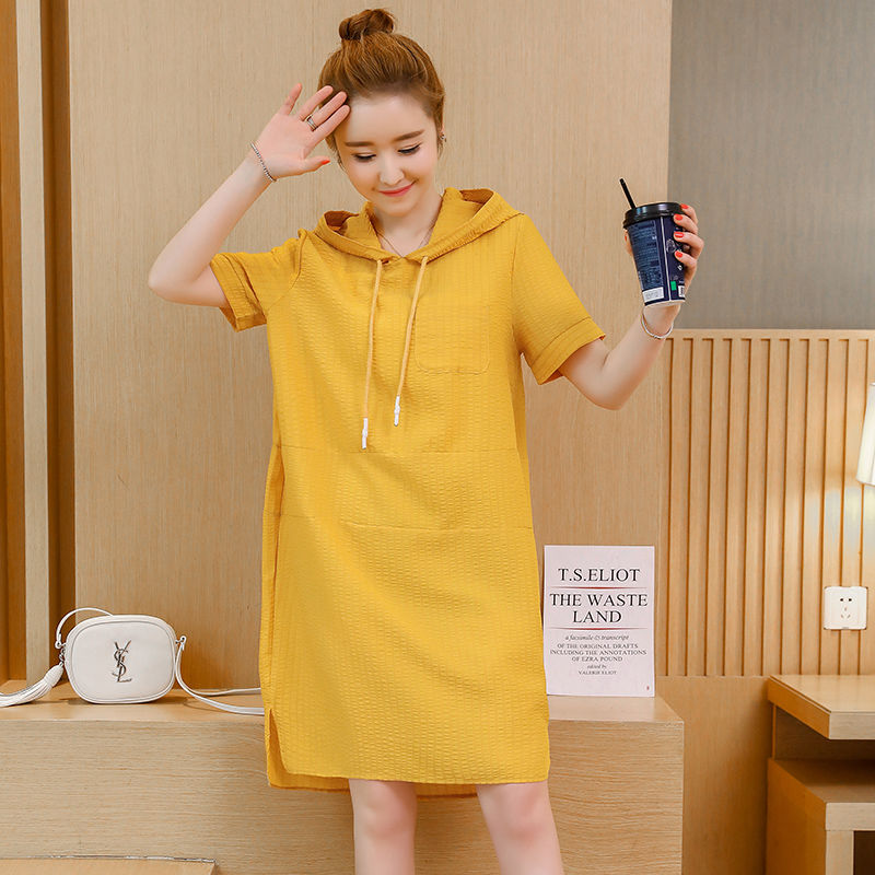 难怪，163斤妈妈连买3件这卫衣，搭短裙穿美爆了，咋穿咋美