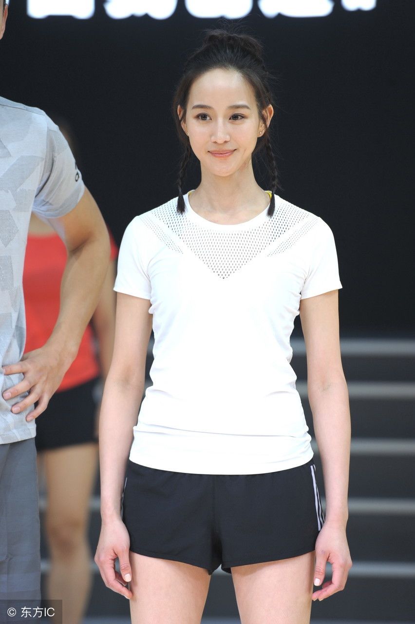 张钧宁穿什么都好看，白色的短袖黑色的短裤，气质好!