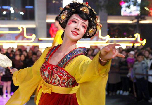 西安“不倒翁小姐姐”为何从不牵男生?看她男友后:换我我也不牵