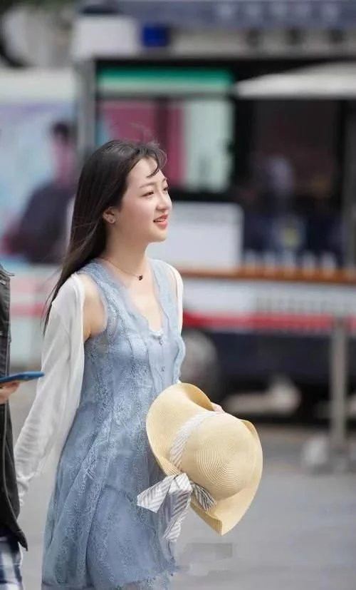 街拍：大长腿长得好倾国倾城的小姐姐，苗条曼妙时尚性感！