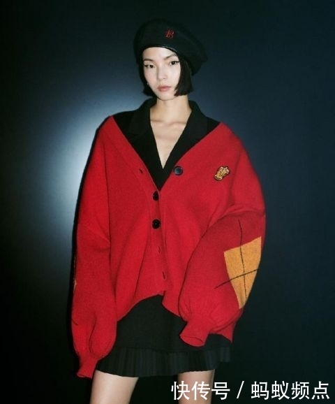  淡蓝色■她被称为“东方娃娃”，穿淡蓝色连衣裙，31岁依旧鬼马精灵