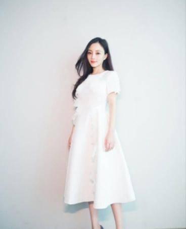 李小璐真会穿，穿破洞牛仔裤嫩回20岁，网友：越看越养眼