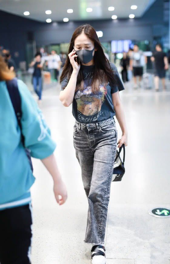 陈乔恩发福了?一条牛仔裤就秒变“大蜜腿”，不丑还意外好看!